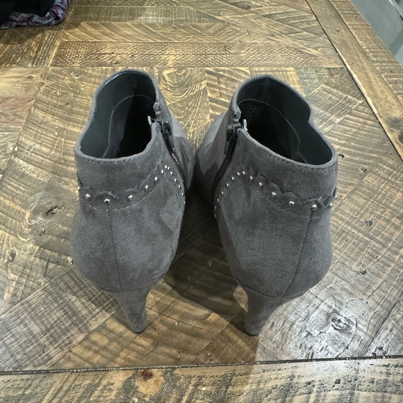 Liz Claiborne Flex Form Gray Faux Suede Zip Up Pump Heel Studded Booties 9.5 - Picture 3 of 10